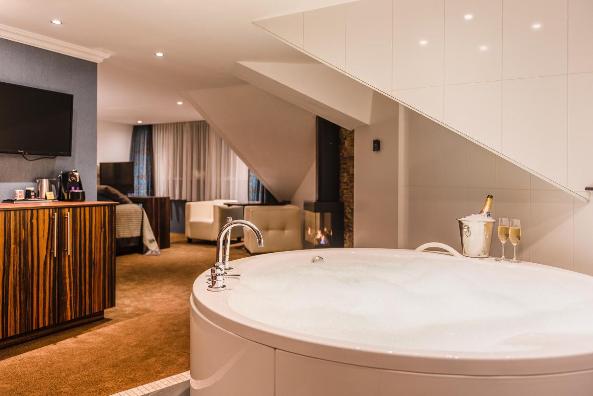 Van Der Valk Hotel Emmen Nieuw-Amsterdam Esterno foto