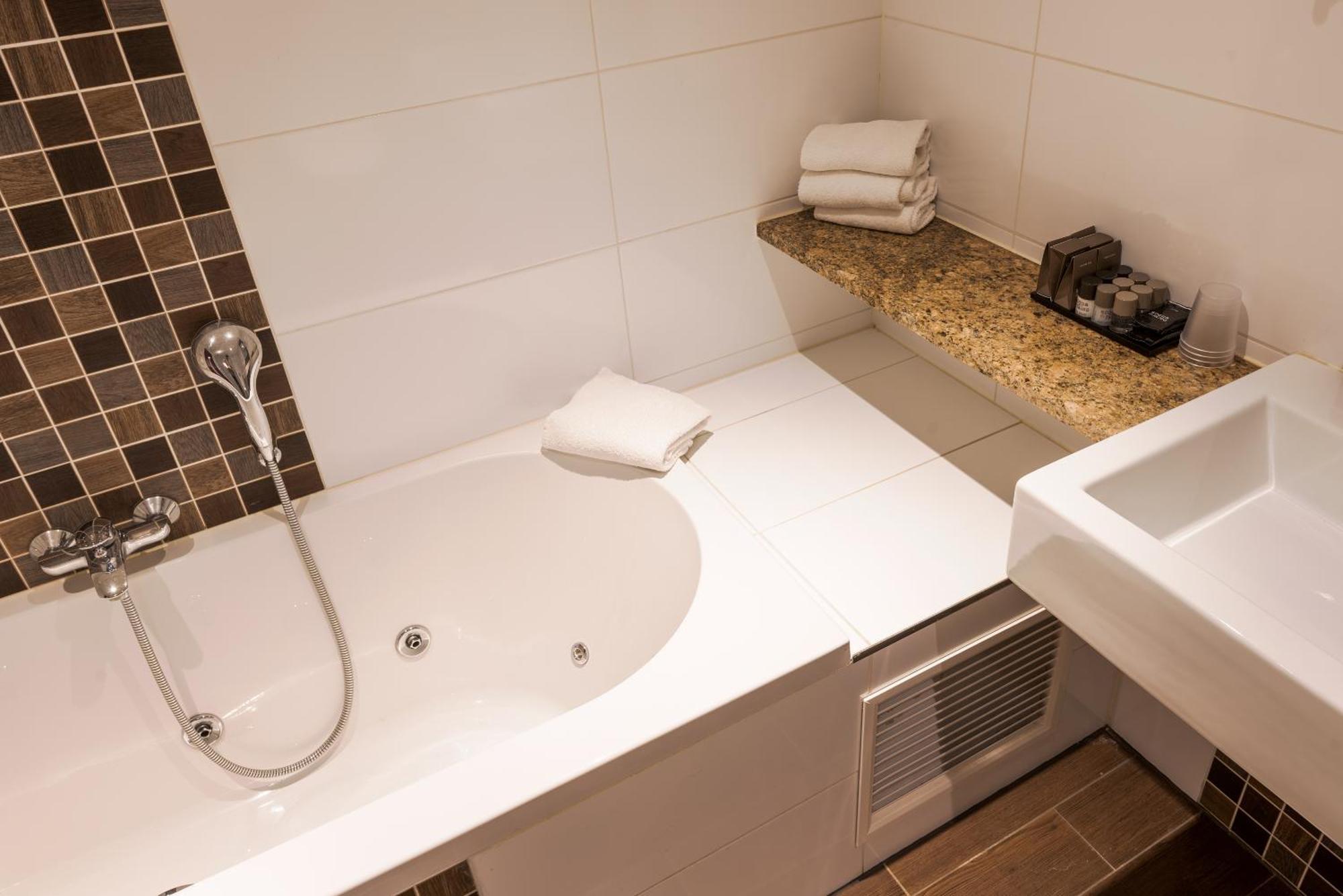 Van Der Valk Hotel Emmen Nieuw-Amsterdam Esterno foto